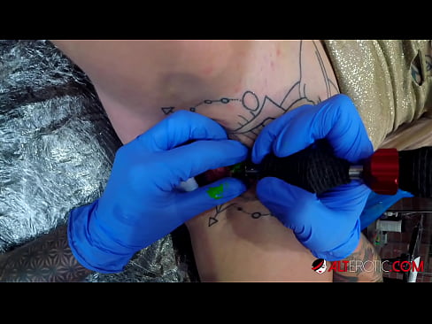 ❤️ Sully Savage, o bunăciune extrem de tatuată, și-a făcut un tatuaj pe clitorisul ei ️❌  at ro.kiss-x-max.ru ❌